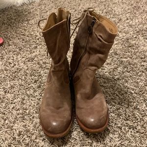 Lace up in ultra chic style, with the Sharnell Low boot from Sofft.